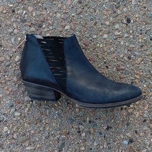 Aquatalia Farrah open side black leather booties ankle boots Women's sz 5